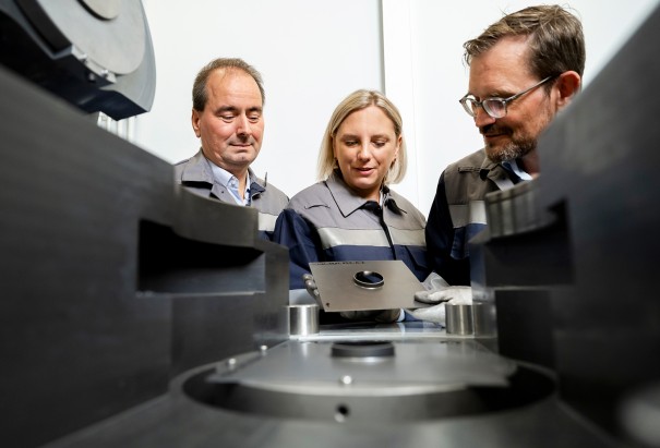 Practical collar pulling tests at thyssenkrupp Steel's Dortmund technical center. Practical collar pulling tests at thyssenkrupp Steel's Dortmund technical center.