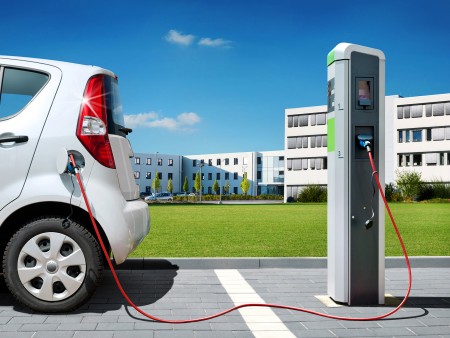 Coil-Coating-Material pladur® für ansprechende Gehäuse von Ladesäulen für die Elektromobilität.