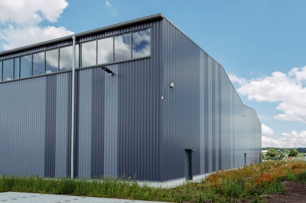 Coil-Coating-Material pladur® für die Fassadengestaltung von Rechenzentren.
