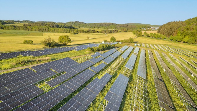 thyssenkrupp Steel auf der Intersolar Europe 2026: ZM Ecoprotect® Solar, der Korrosionsschutz für Stahlunterkonstruktionen von Solaranlagen, die im Boden installiert sind. 