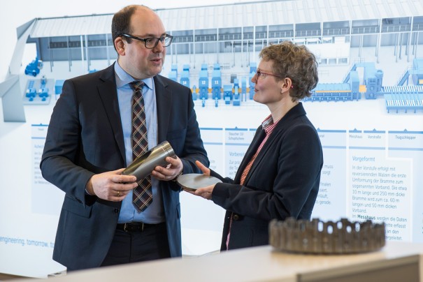 Discussing networked production and Industry 4.0: Matthias Gruß and Dr. Anastasia Höhne in the Hohenlimburg showroom. Discussing networked production and Industry 4.0: Matthias Gruß and Dr. Anastasia Höhne in the Hohenlimburg showroom.