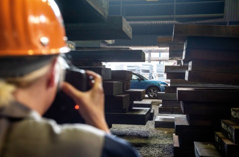 A glance over the shoulder of auto newspaper photographer Daniela Loof, who’s staging the XC40 for some beautiful shots.