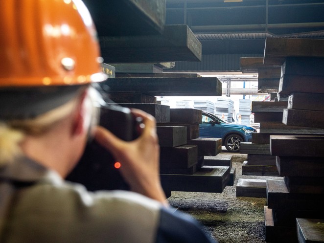 A glance over the shoulder of auto newspaper photographer Daniela Loof, who’s staging the XC40 for some beautiful shots.