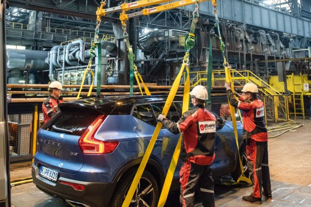 A crane lifts up the Volvo SC40, which weighs about 1.8 tons. Normally, the crane lifts up coils averaging 25 tons.