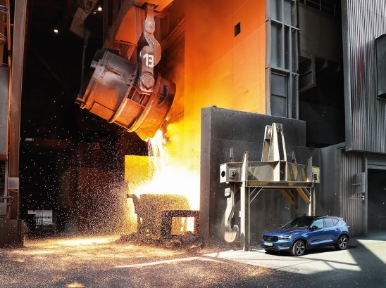 The Volvo XC40 is standing next to a blast furnace inside of which coke and iron ore are melted at temperatures of up to 2,000° Celsius.