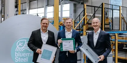 Gemeinsam in der Produktion von Knauf Interfer (v. l.): Axel Pohl von thyssenkrupp Steel, Torsten Gieseke von Knauf Interfer und Thomas Goswin von Schrag. 
