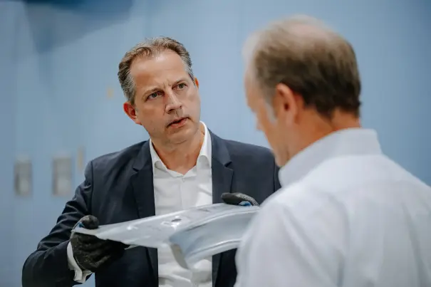 As a product manager for multiphase steels, Dr. Patrick Kuhn knows what matters in a crash: the component must absorb a particularly large amount of energy. Cold-formed highest-strength AHSS materials are ideal for this. As a product manager for multiphase steels, Dr. Patrick Kuhn knows what matters in a crash: the component must absorb a particularly large amount of energy. Cold-formed highest-strength AHSS materials are ideal for this.