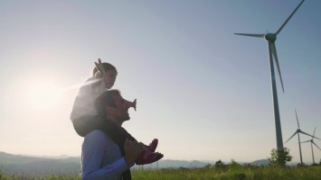 Kind auf Schultern von Papa