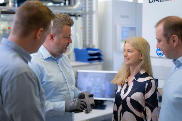 Melanie Dinter from Sales Engineering at thyssenkrupp Steel in conversation with colleagues from Benteler Automotive Components. Melanie Dinter from Sales Engineering at thyssenkrupp Steel in conversation with colleagues from Benteler Automotive Components.