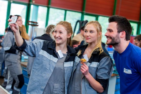 Lötkolben statt Füller: am „Girls‘ Day“ legen 58 Schülerinnen im Stahlbereich von thyssenkrupp in Duisburg, Dortmund, Bochum und im Siegerland selbst Hand an ihre Zukunft
