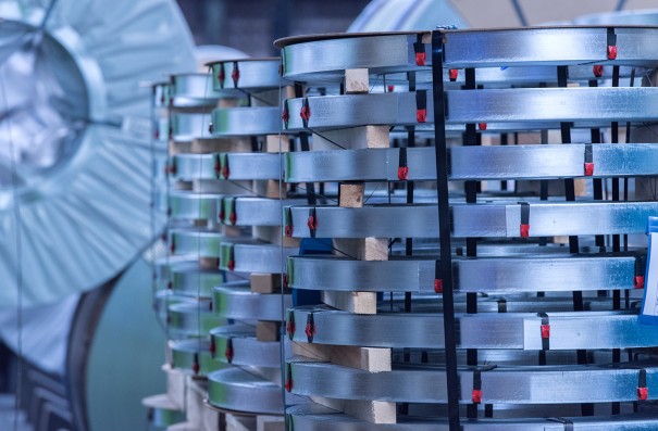 Hot-dip galvanized steel strip for a wide range of applications in construction, industry, automotive, as well as fastening and structural components.