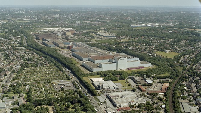 Aerial view of the thyssenkrupp Steel site in Bochum, surrounded by green areas and residential neighborhoods.