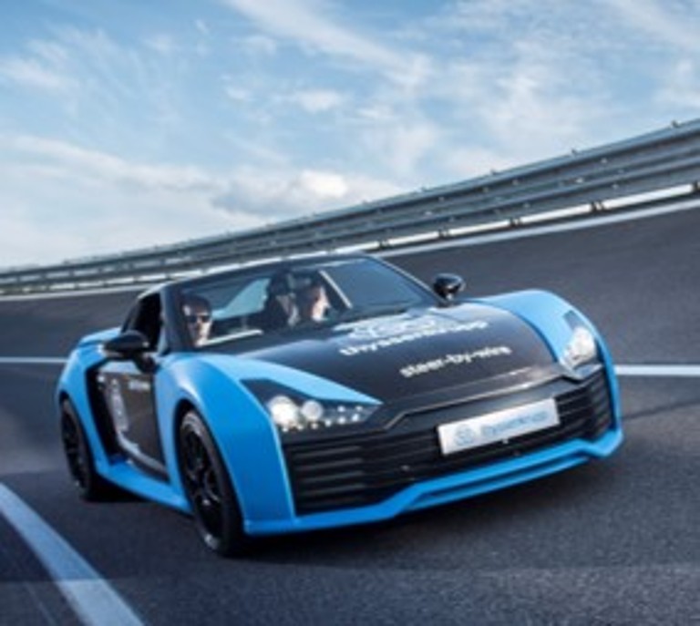 Sportwagen auf Teststrecke – Beispiel aus dem Geschäftsbereich thyssenkrupp Automotive Technology. Sportwagen auf Teststrecke – Beispiel aus dem Geschäftsbereich thyssenkrupp Automotive Technology.