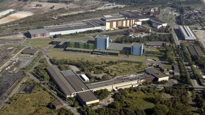 Aerial view of the thyssenkrupp Steel site in Dortmund with production halls, pathways, and green areas.