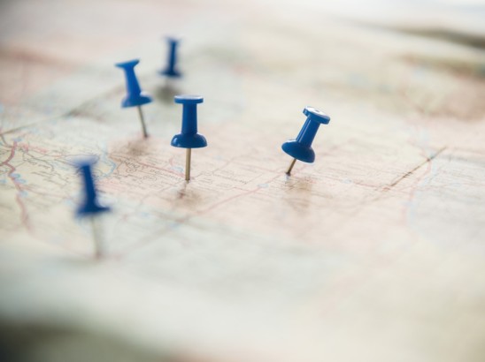 Landkarte mit blauen Markierungen für verschiedene Standorte.