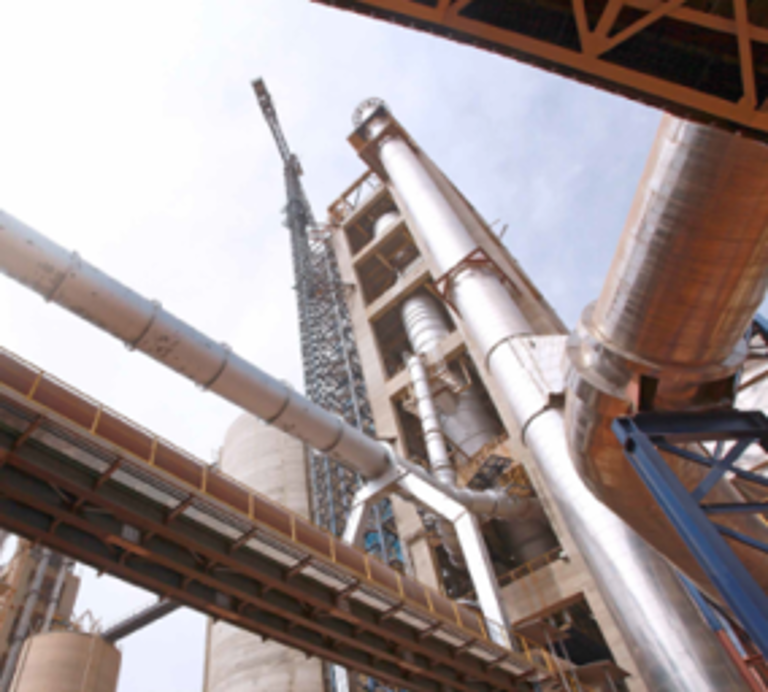 Industrielle Anlage mit Metallstrukturen und Kran – aus dem Geschäftsbereich thyssenkrupp Plant Technologies. Industrielle Anlage mit Metallstrukturen und Kran – aus dem Geschäftsbereich thyssenkrupp Plant Technologies.