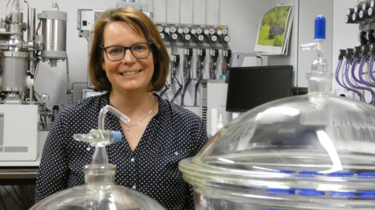 Alexandra Hirsch in the laboratory Alexandra Hirsch in the laboratory