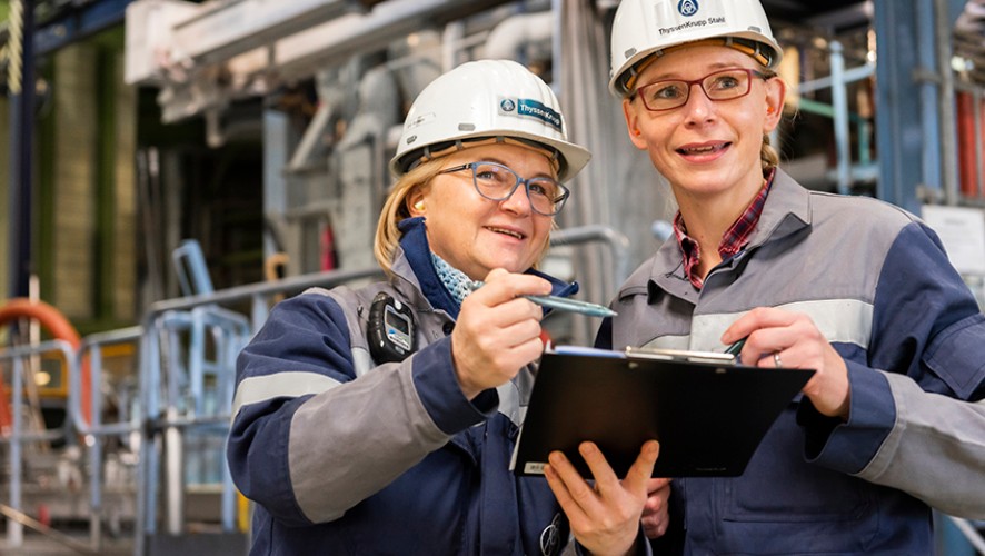 Zwei thyssenkrupp Steel Mitarbeitende in PSA in Produktionsumgebung