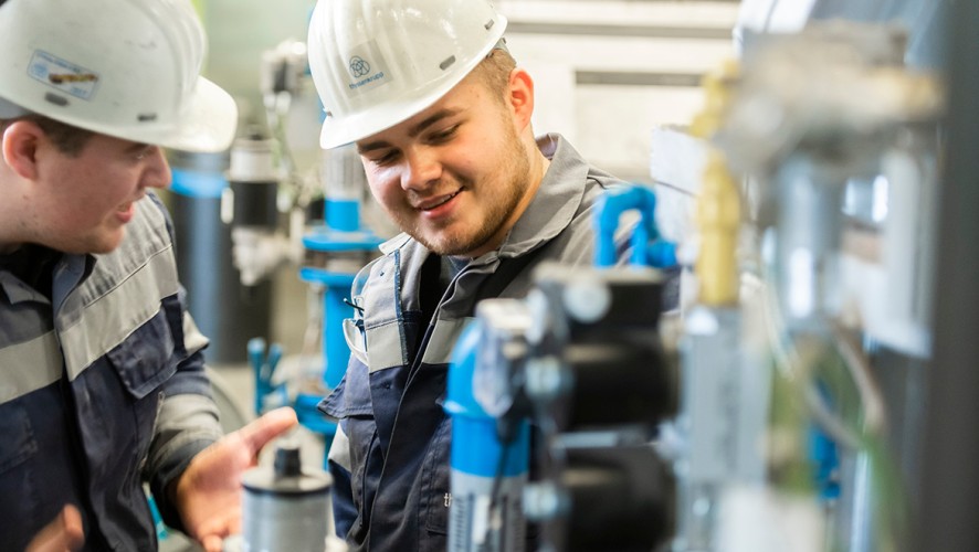 Zwei Mitarbeitende von thyssenkrupp Steel bei der Inspektion technischer Anlagen 