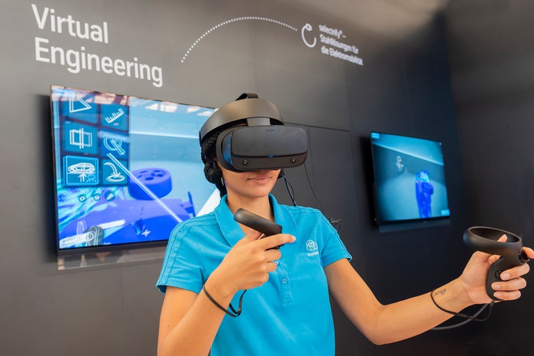 Mitarbeiterin, die eine Virtual Reality Brille nutzt