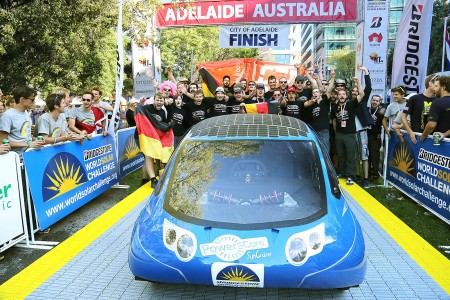 PowerCore SunCruiser-Team auf dem Siegertreppchen: Solarauto macht den zweiten Platz bei der ‚World Solar Challenge‘-Rallye in Australien