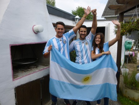 Argentinier fiebern dem WM-Duell entgegen: Ezequiel Alaniz, Industriemechaniker bei ThyssenKrupp Steel Europe, freut sich nach zwei Nachtschichten auf ein Grillfest am Sonntag