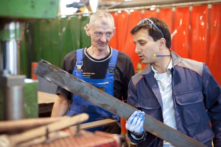 Auf Schicht beim Stahlhersteller: Duisburger Bundestagsabgeordneter Özdemir arbeitete bei ThyssenKrupp Steel Europe mit