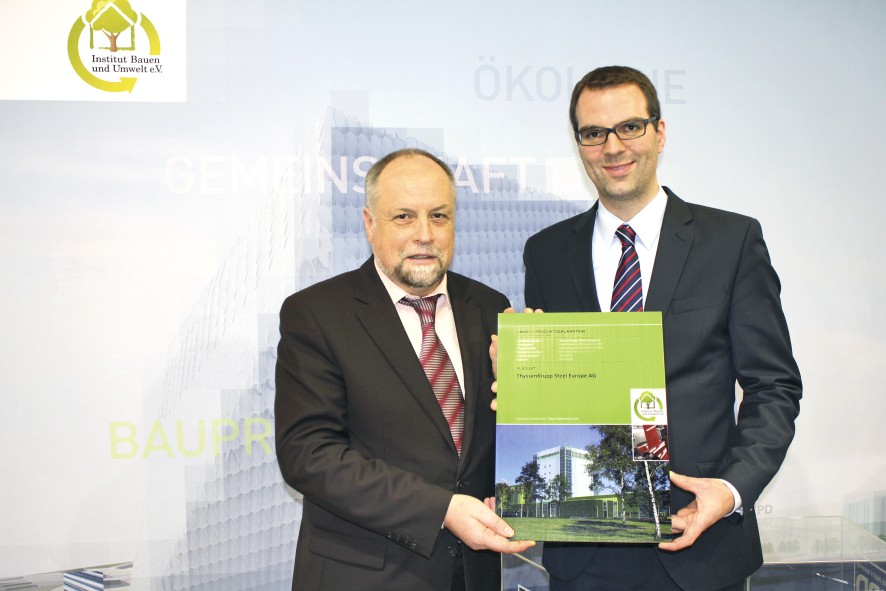 Burkhart Lehmann vom Institut Bauen und Umwelt e.V. übergibt EPD-Zertifikat an Herrn Dr. Torsten Klein, Bereich Color von ThyssenKrupp Steel Europe. Burkhart Lehmann vom Institut Bauen und Umwelt e.V. übergibt EPD-Zertifikat an Herrn Dr. Torsten Klein, Bereich Color von ThyssenKrupp Steel Europe.