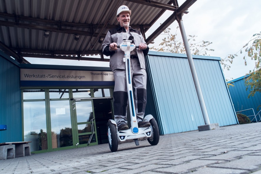 Inklusion bedeutet bei ThyssenKrupp Steel Europe, individuelle Lösungen für Mitarbeiter mit Handicap zu finden. Karsten Rankl kann mit dem „Segway“-Roller trotz seiner Gehbehinderung in der Logistik arbeiten. Inklusion bedeutet bei ThyssenKrupp Steel Europe, individuelle Lösungen für Mitarbeiter mit Handicap zu finden. Karsten Rankl kann mit dem „Segway“-Roller trotz seiner Gehbehinderung in der Logistik arbeiten.