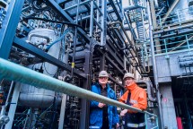 Coke plant manager Peter Liszio (r.) and Holger Thielert from thyssenkrupp Industrial Solutions