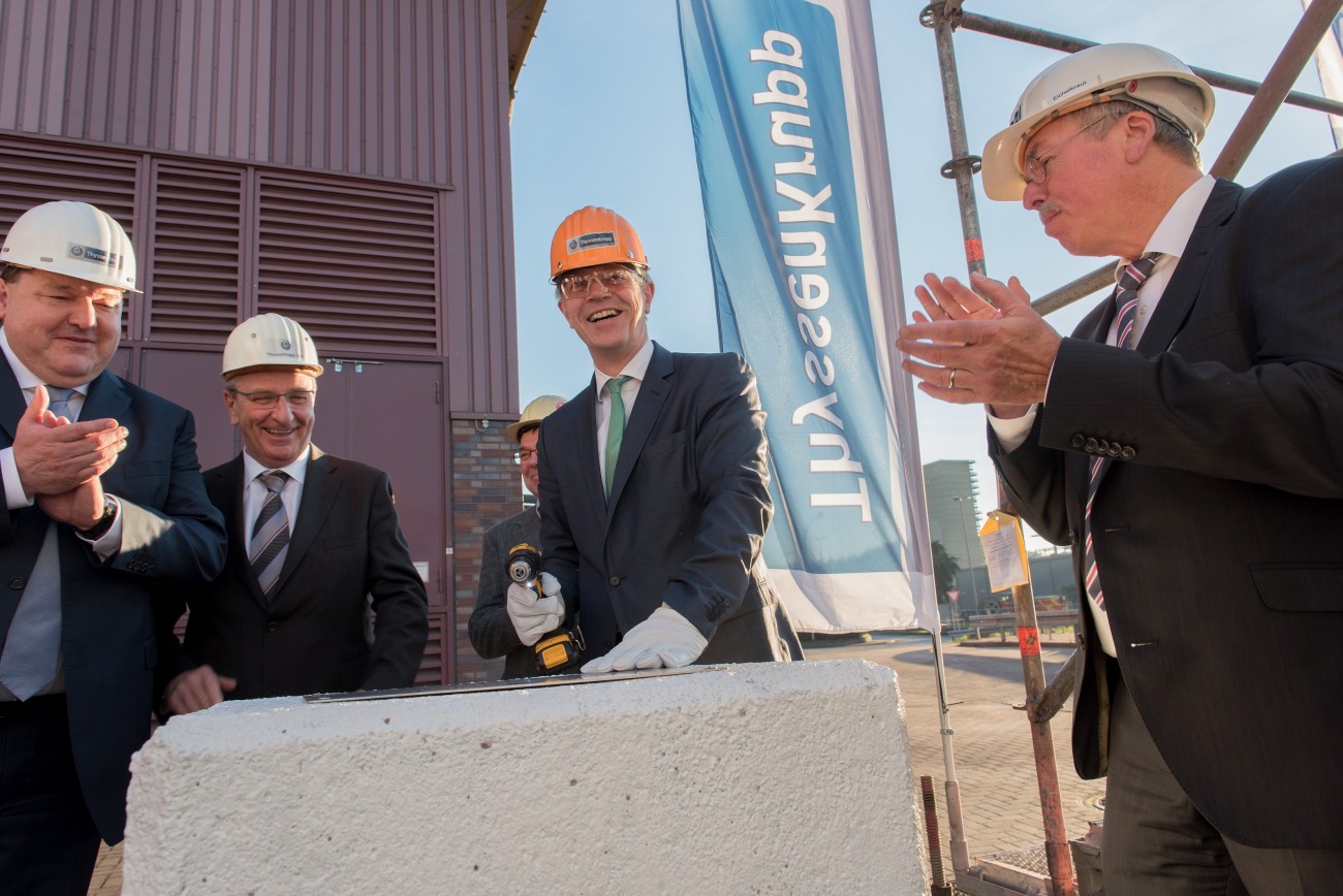 Ende 2015 war in Duisburg Baubeginn für den neuen Gewebefilter an der Sinteranlage. Eine Gedenktafel installierte NRW-Umweltminister Johannes Remmel (M.) an der Baustelle auf dem Werkgelände. Ende 2015 war in Duisburg Baubeginn für den neuen Gewebefilter an der Sinteranlage. Eine Gedenktafel installierte NRW-Umweltminister Johannes Remmel (M.) an der Baustelle auf dem Werkgelände.