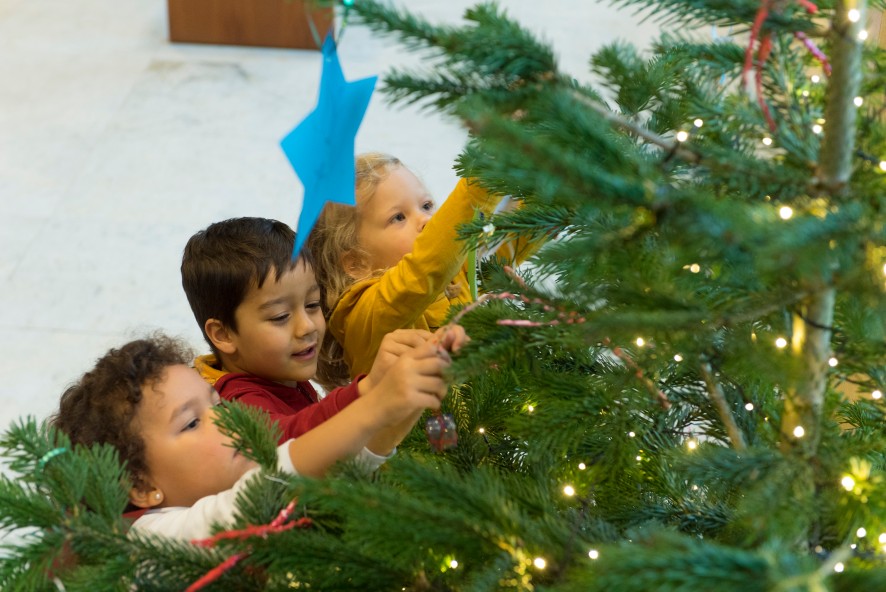 Mit selbst gebasteltem Weihnachtsschmuck wird der Wunschbaum verziert Mit selbst gebasteltem Weihnachtsschmuck wird der Wunschbaum verziert