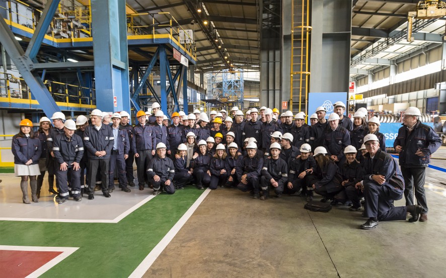Zur Wiederinbetriebnahme der Feuerverzinkungslinie im spanischen Sagunto haben sich die Mitarbeiter von thyssenkrupp Galmed in der Werkhalle versammelt. Zur Wiederinbetriebnahme der Feuerverzinkungslinie im spanischen Sagunto haben sich die Mitarbeiter von thyssenkrupp Galmed in der Werkhalle versammelt.