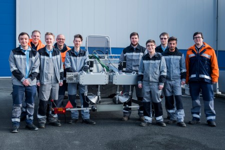 Bewegung wie eine Fischschwanzflosse: Auszubildende von thyssenkrupp bauen Antrieb mit sanfter Oloid-Technologie - Weltweite Jungfernfahrt des Versuchsbootes
