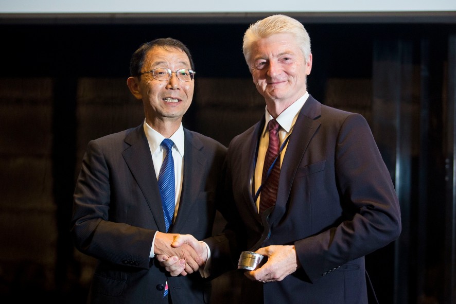 Verleihung des „Steelie-Awars“ an thyssenkrupp: Konzernchef Dr. Heinrich Hiesinger (rechts) und Eiji Hayashida, Präsident & CEO, JFE Holdings Inc. Verleihung des „Steelie-Awars“ an thyssenkrupp: Konzernchef Dr. Heinrich Hiesinger (rechts) und Eiji Hayashida, Präsident & CEO, JFE Holdings Inc.