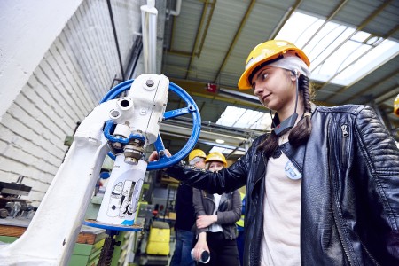 In der Anwendungstechnik konnte jeder Schüler eine Spardose verschließen In der Anwendungstechnik konnte jeder Schüler eine Spardose verschließen