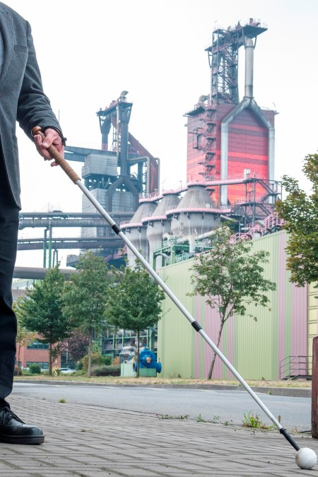 Stahlproduktion zum Hören, Fühlen, Riechen: thyssenkrupp in Duisburg veranstaltet am „Tag des weißen Stockes“ Werkführung für blinde und sehbehinderte Menschen