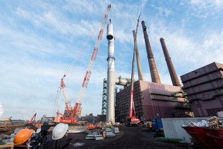 Bei der sogenannten Zugmontage wurde auf dem Werkgelände von thyssenkrupp in Duisburg ein Kamin für die Reinigungsanlage aufgebaut. Diese wird, wenn sie im Frühjahr 2017 in Betrieb geht, die weltweit größte Filteranlage für den Sinterprozess sein.  Bei der sogenannten Zugmontage wurde auf dem Werkgelände von thyssenkrupp in Duisburg ein Kamin für die Reinigungsanlage aufgebaut. Diese wird, wenn sie im Frühjahr 2017 in Betrieb geht, die weltweit größte Filteranlage für den Sinterprozess sein.