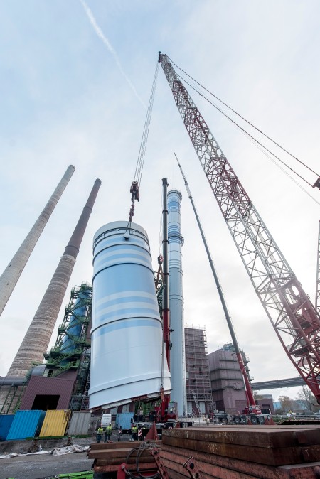 Bei der sogenannten Zugmontage wurde auf dem Werkgelände von thyssenkrupp in Duisburg ein Kamin für die Reinigungsanlage aufgebaut. Diese wird, wenn sie im Frühjahr 2017 in Betrieb geht, die weltweit größte Filteranlage für den Sinterprozess sein. Bei der sogenannten Zugmontage wurde auf dem Werkgelände von thyssenkrupp in Duisburg ein Kamin für die Reinigungsanlage aufgebaut. Diese wird, wenn sie im Frühjahr 2017 in Betrieb geht, die weltweit größte Filteranlage für den Sinterprozess sein.