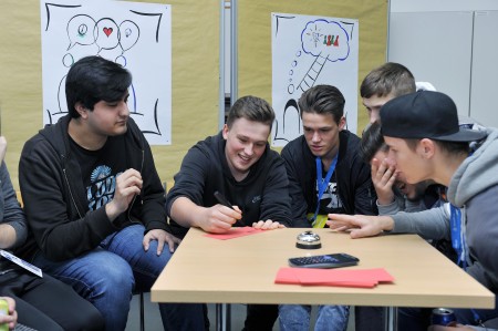 „Und wer bist Du?“ Erstmals veranstaltete thyssenkrupp Rasselstein mit Auszubildenden und über 200 Schülern von Partnerschulen einen „Tag der Kulturen“. In Workshops ging es darum, die Vielfalt der Kulturen erlebbar zu machen. 
