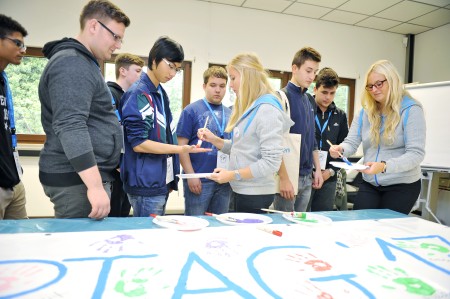 „Und wer bist Du?“ Erstmals veranstaltete thyssenkrupp Rasselstein mit Auszubildenden und über 200 Schülern von Partnerschulen einen „Tag der Kulturen“. In Workshops ging es darum, die Vielfalt der Kulturen erlebbar zu machen. 