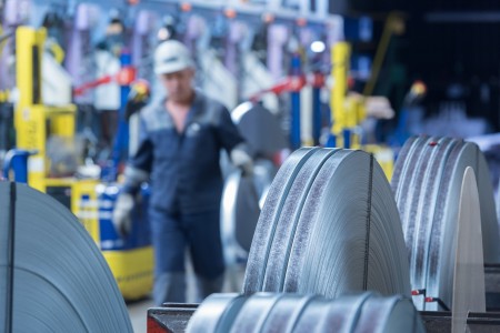Am hochmodernen thyssenkrupp Standort in Finnentrop wird seit 150 Jahren Stahl verarbeitet. Im 48 Meter hohen Kühlturm werden seit 2008 feueraluminierte Coils hergestellt.