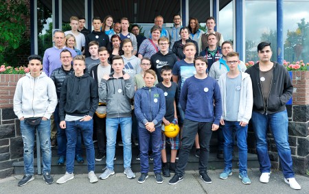 30 Schüler und Lehrer besuchten den weltgrößten Produktionsstandort für Verpackungsstahl.