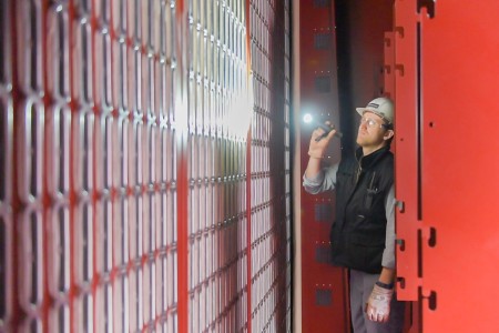 Mehr als 44.000 extrem feine Filterschläuche befinden sich hinter dieser roten Wand.  Mehr als 44.000 extrem feine Filterschläuche befinden sich hinter dieser roten Wand.