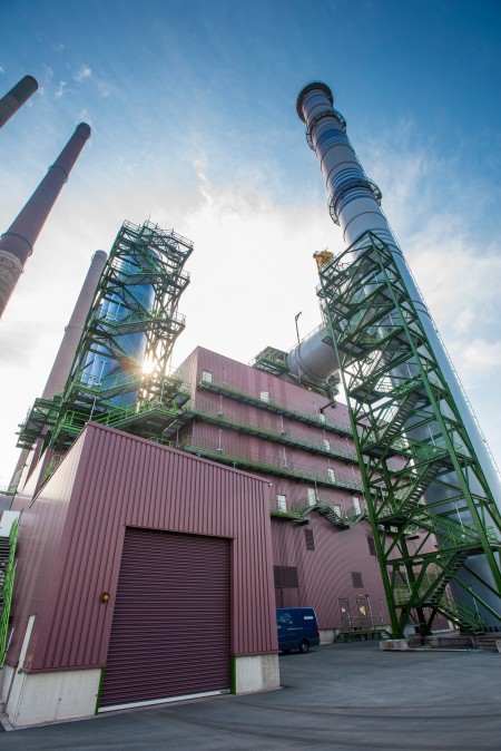 Seit 2017 sorgt diese –bereits zweite- Tuchfilteranlage auf dem Werkgelände von thyssenkrupp Steel im Duisburger Norden für saubere Luft. Bis 2020 soll eine dritte Anlage fertig gestellt werden.  Seit 2017 sorgt diese –bereits zweite- Tuchfilteranlage auf dem Werkgelände von thyssenkrupp Steel im Duisburger Norden für saubere Luft. Bis 2020 soll eine dritte Anlage fertig gestellt werden.