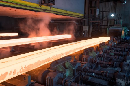 Hohenlimburger Mittelband findet Verwendung als Vormaterial für die Kaltwalzindustrie sowie in der Direktverarbeitung, vornehmlich in der Automobilzulieferindustrie. Die kontinuierlich modernisierte Mittelbandstraße ist durchgehend prozessautomatisiert. Hohenlimburger Mittelband findet Verwendung als Vormaterial für die Kaltwalzindustrie sowie in der Direktverarbeitung, vornehmlich in der Automobilzulieferindustrie. Die kontinuierlich modernisierte Mittelbandstraße ist durchgehend prozessautomatisiert.