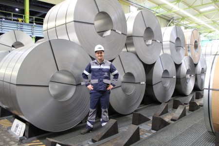 Nicht immer bleibt man bei dem Beruf, für den man sich einst entschieden hat. Robert Hasenau hat mit 32 Jahren den Sprung ins kalte Wasser gewagt und bei thyssenkrupp in Finnentrop eine Ausbildung zum Verfahrensmechaniker gemacht. Er ist überzeugt von den spannenden und abwechslungsreichen Tätigkeiten an der Feuerbeschichtungsanlage. Nicht immer bleibt man bei dem Beruf, für den man sich einst entschieden hat. Robert Hasenau hat mit 32 Jahren den Sprung ins kalte Wasser gewagt und bei thyssenkrupp in Finnentrop eine Ausbildung zum Verfahrensmechaniker gemacht. Er ist überzeugt von den spannenden und abwechslungsreichen Tätigkeiten an der Feuerbeschichtungsanlage.