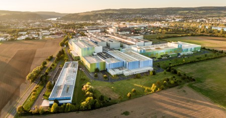 Der thyssenkrupp Rasselstein-Standort in Andernach von oben: Das Werk ist der weltweit größte Standort für Verpackungsstahl. Jährlich stellt der Marktführer für Verpackungsstahl 1,5 Mio. Tonnen her und beliefert verschiedene Kunden, unter anderem Hersteller von Lebensmittel-, Tiernahrungs- und Getränkedosen. Der thyssenkrupp Rasselstein-Standort in Andernach von oben: Das Werk ist der weltweit größte Standort für Verpackungsstahl. Jährlich stellt der Marktführer für Verpackungsstahl 1,5 Mio. Tonnen her und beliefert verschiedene Kunden, unter anderem Hersteller von Lebensmittel-, Tiernahrungs- und Getränkedosen.