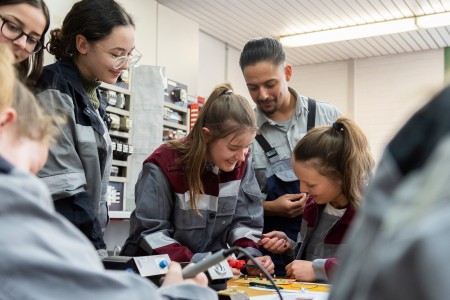 Längst haben Frauen Berufe in Technik, IT, Naturwissenschaften und Handwerk für sich entdeckt. Im Rahmen des diesjährigen Mädchen-Zukunftstags ermöglichte der Stahlbereich von thyssenkrupp 66 Schülerinnen – 28 in Duisburg, 22 in Dortmund, 13 in Bochum und drei in Kreuztal – Einblicke in seine technischen Berufe.