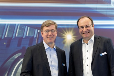 „Elektroband ist der ultimative Treiber der Energiewende. Überall dort, wo man Energie erzeugen, umwandeln und übertragen oder bereitstellen muss, wird unser Werkstoff gebraucht“, darin sind sich die beiden CEOs der Business Units Electrical Steel, Dr. Jens Overrath (l.), und Automotive, André Matusczyk, einig.